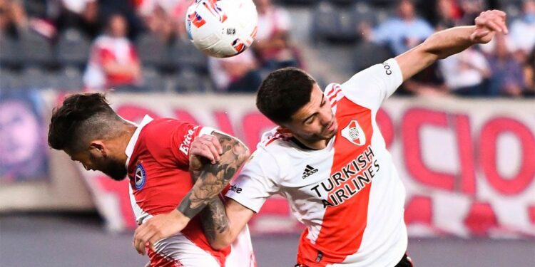 Con un golazo de Lescano, Argentinos le dio otro golpazo a un flojo River