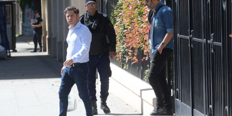 Kicillof reunió a intendentes alineados y sube a Macri en la pelea con Milei