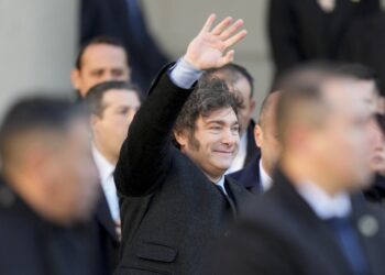 Cómo el descalabro de Alberto y la Crisis en Venezuela Impulsaron a Milei en las Encuestas