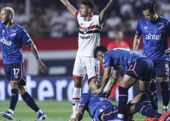 El gesto de un argentino del San Pablo con Juan Izquierdo, mientras el uruguayo pelea por su vida