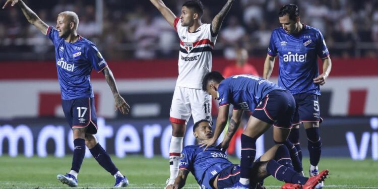 El gesto de un argentino del San Pablo con Juan Izquierdo, mientras el uruguayo pelea por su vida