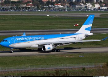 Aerolíneas Argentinas denunció a los gremios de pilotos y tripulantes por un paro encubierto y aseguró que hará descuentos
