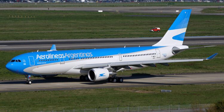 Aerolíneas Argentinas denunció a los gremios de pilotos y tripulantes por un paro encubierto y aseguró que hará descuentos