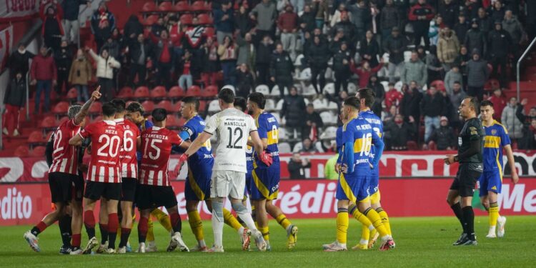 En un partido cargado de controversias, Boca Juniors y Estudiantes empataron 1-1 por la Liga Profesional