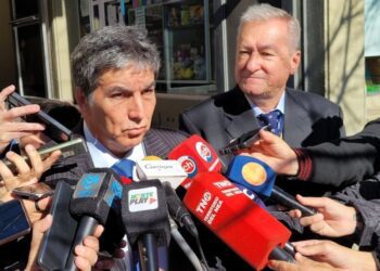 Gustavo Martínez se presenta ante la justicia en relación con los despedidos de la Municipalidad.