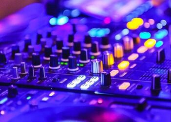 Milei elimina el cobro de derechos de autor por reproducción privada de música y películas: impacto en turismo y hotelería