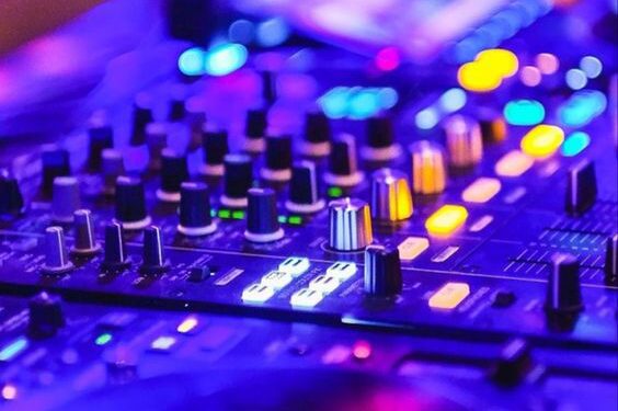 Milei elimina el cobro de derechos de autor por reproducción privada de música y películas: impacto en turismo y hotelería