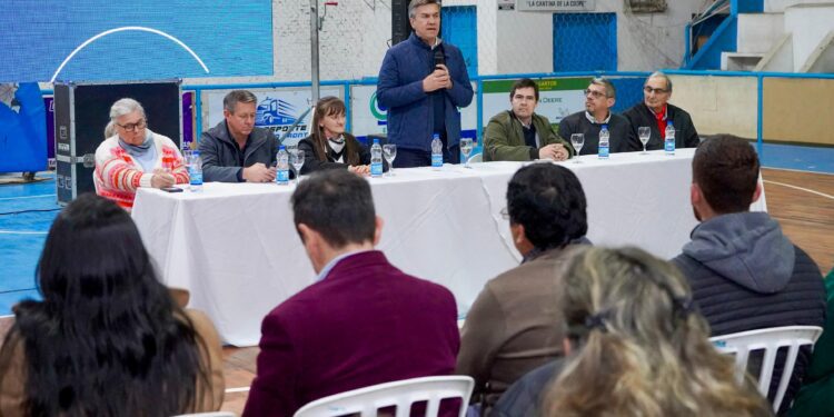 EN CHARATA, EL GOBIERNO PROVINCIAL ENTREGÓ 2.000 AVES PONEDORAS A 40 PRODUCTORES