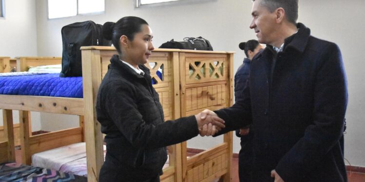 EL GOBERNADOR ZDERO DIO LA BIENVENIDA HOY A LOS 400 FUTUROS AGENTES QUE INICIAN SU FORMACIÓN EN LA ESCUELA DE POLICÍA.