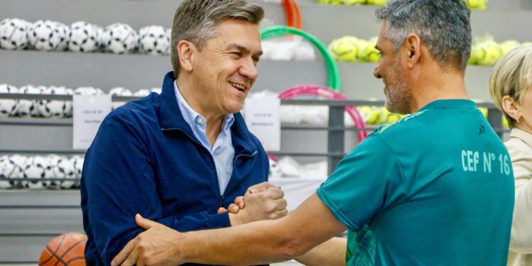 Los 36 centros de Educación Física recibieron elementos para la práctica de deportes