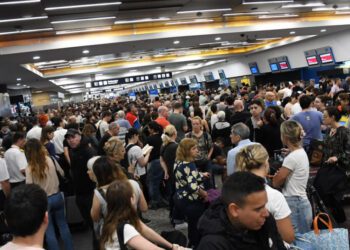 Piquete salvaje de empleados de Aerolíneas Argentinas afecta a más de 37 mil pasajeros y provoca la cancelación de 319 vuelos