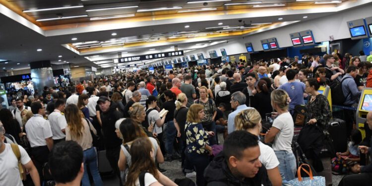 Piquete salvaje de empleados de Aerolíneas Argentinas afecta a más de 37 mil pasajeros y provoca la cancelación de 319 vuelos