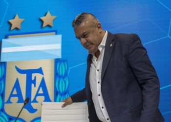FIFA y Conmebol apoyaron a Tapia en la pelea contra Milei por las SAD.