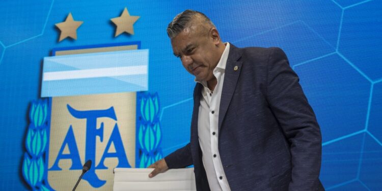 FIFA y Conmebol apoyaron a Tapia en la pelea contra Milei por las SAD.