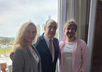 Santiago Caputo forzó una foto con Karina y Francos, golpeado por el fracaso de la cadena.