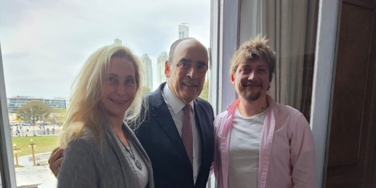 Santiago Caputo forzó una foto con Karina y Francos, golpeado por el fracaso de la cadena.