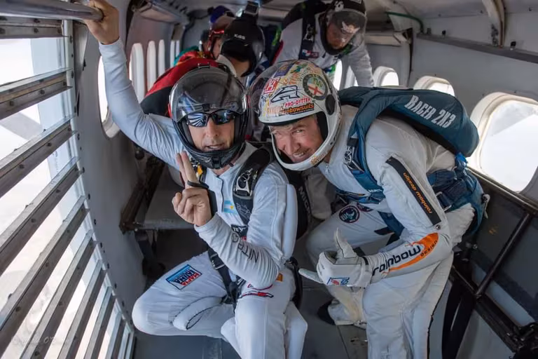 Alejandro Montagna y Marcelo Vives, dos paracaidistas argentinos, hicieron historia al romper un récord mundial de caída libre nocturna desde la estratosfera.