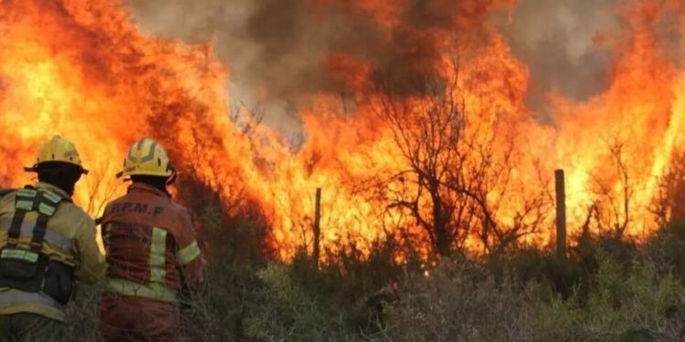 Incendios en Córdoba: tres focos activos y expectativa por la llegada de lluvias