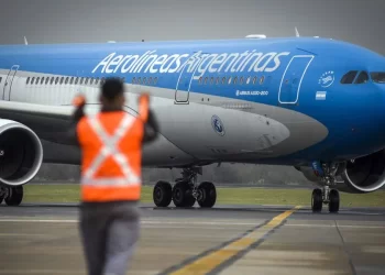 Piquete salvaje de empleados de Aerolíneas Argentinas afecta a más de 37 mil pasajeros y provoca la cancelación de 319 vuelos
