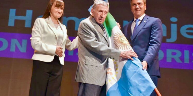 EL GOBIERNO PROVINCIAL RINDIÓ HOMENAJE Y DECLARÓ ABANDERADO DE LA PROVINCIA A DON LUIS LANDRISCINA