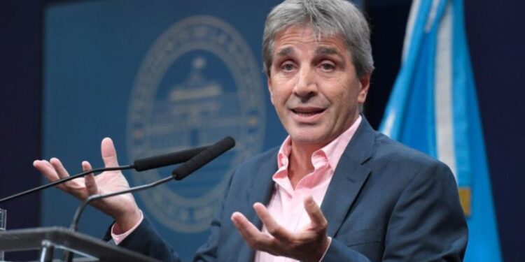 Caputo dijo que de no ser por el Gobierno la cifra de pobreza “podría haber llegado hasta el 90%”