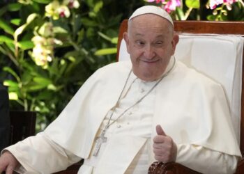 Francisco regresa tras gira por Asia y Oceanía: el Gobierno argentino atento a posibles señales para su visita