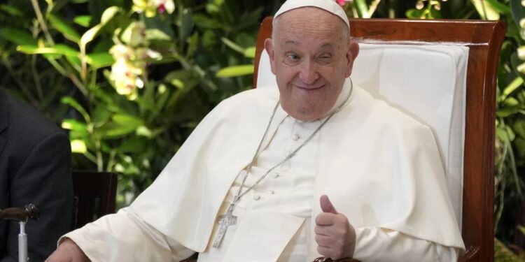 Francisco regresa tras gira por Asia y Oceanía: el Gobierno argentino atento a posibles señales para su visita