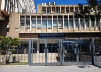 El Ejecutivo dialoga con unos 40 intendentes por el crédito en dólares, a pocas horas de la votación
