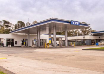 YPF anunció una baja en los precios de Nafta y Gasoil en Argentina: cuánto se pagará desde el 1 de octubre.