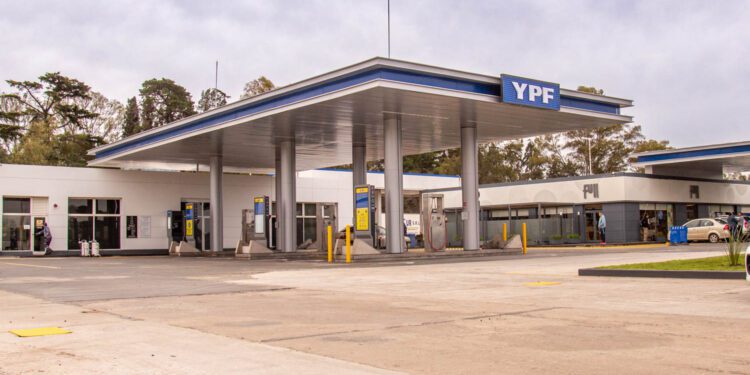 YPF anunció una baja en los precios de Nafta y Gasoil en Argentina: cuánto se pagará desde el 1 de octubre.