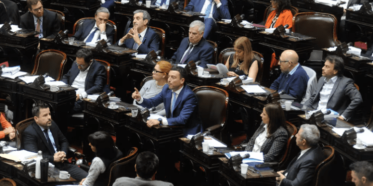 Se rompió el bloque radical y nace una bancada opositora a Milei que desafía a De Loredo