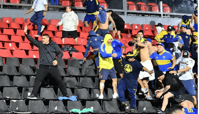 Riquelme intervino para “calmar las aguas” en la tribuna de Boca y estallaron los memes