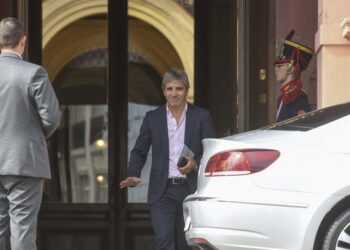 Caputo cierra una sucursal del Banco Nación en La Matanza tras el cruce de Espinoza con Galperín