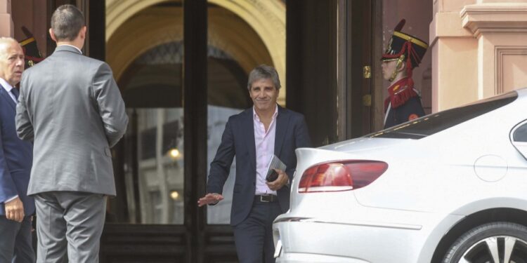 Caputo cierra una sucursal del Banco Nación en La Matanza tras el cruce de Espinoza con Galperín