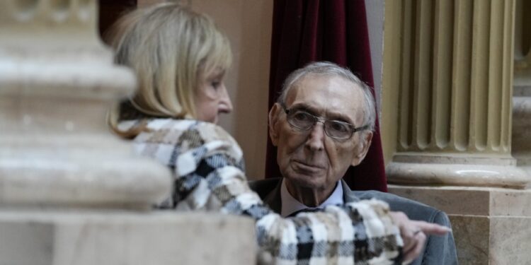 El padre de Milei entre los interesados en quedarse con Mercedes Benz argentina