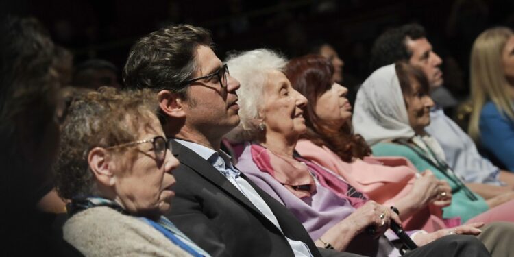 Frío encuentro entre Cristina y Kicillof en un acto de Abuelas de Plaza de Mayo