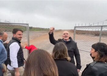 Los libertarios entraron a la obra de Mercado Libre y rompieron las fajas de clausura de Espinoza