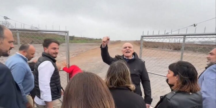 Los libertarios entraron a la obra de Mercado Libre y rompieron las fajas de clausura de Espinoza