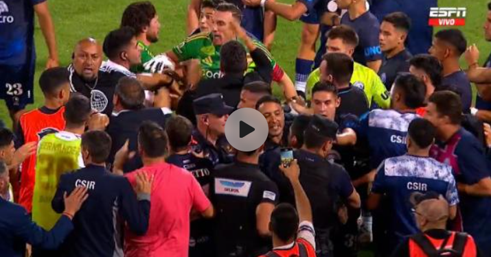 Escándalo en el final de Independiente Rivadavia-River: empujones y golpes entre los planteles en el campo y el vestuario