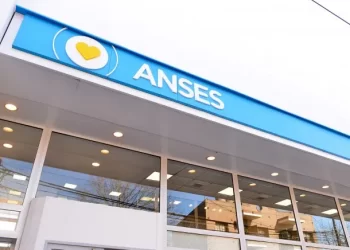 El Gobierno retira un busto de Néstor Kirchner y profundiza medidas simbólicas en espacios públicos