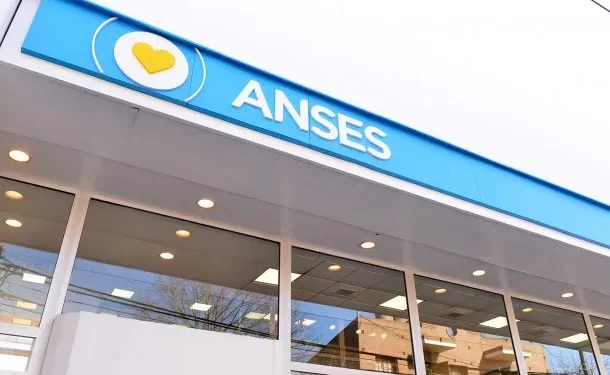 El Gobierno retira un busto de Néstor Kirchner y profundiza medidas simbólicas en espacios públicos