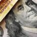El Gobierno busca impulsar el uso del dólar para estabilizar el peso, pero enfrenta desafíos