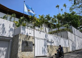Denuncian acoso a opositores venezolanos refugiados en la Embajada de Argentina en Caracas