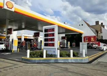 Argentinos cruzan a Brasil y Paraguay para cargar combustible ante la caída de precios en dólares