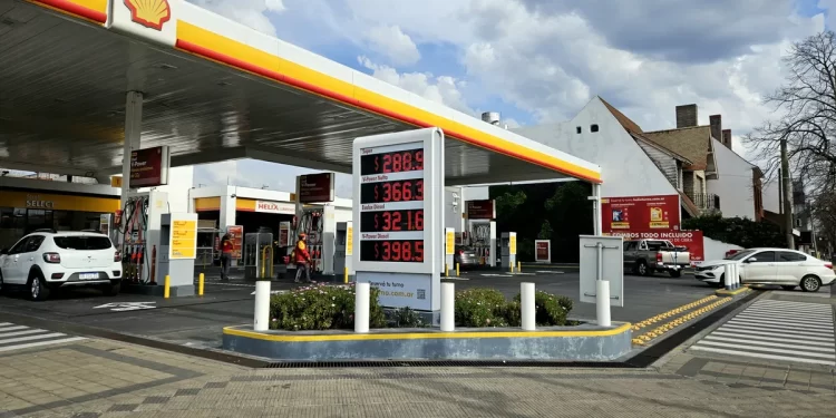 Argentinos cruzan a Brasil y Paraguay para cargar combustible ante la caída de precios en dólares