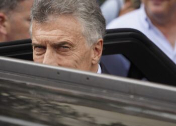 Rebelión en las bases del PRO contra Macri por entregarse a Milei.