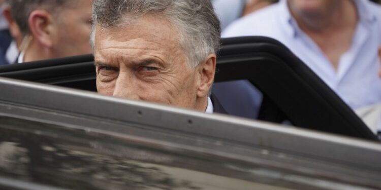 Rebelión en las bases del PRO contra Macri por entregarse a Milei.