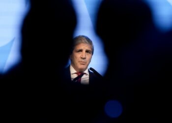 Rebelión en las bases del PRO contra Macri por entregarse a Milei.