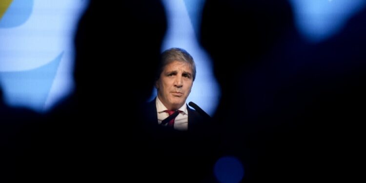 Rebelión en las bases del PRO contra Macri por entregarse a Milei.