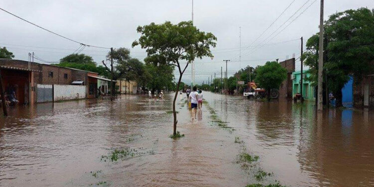 Un fuerte temporal azotó a Termas de Río Hondo: gran parte de la ciudad santiagueña quedó bajo el agua